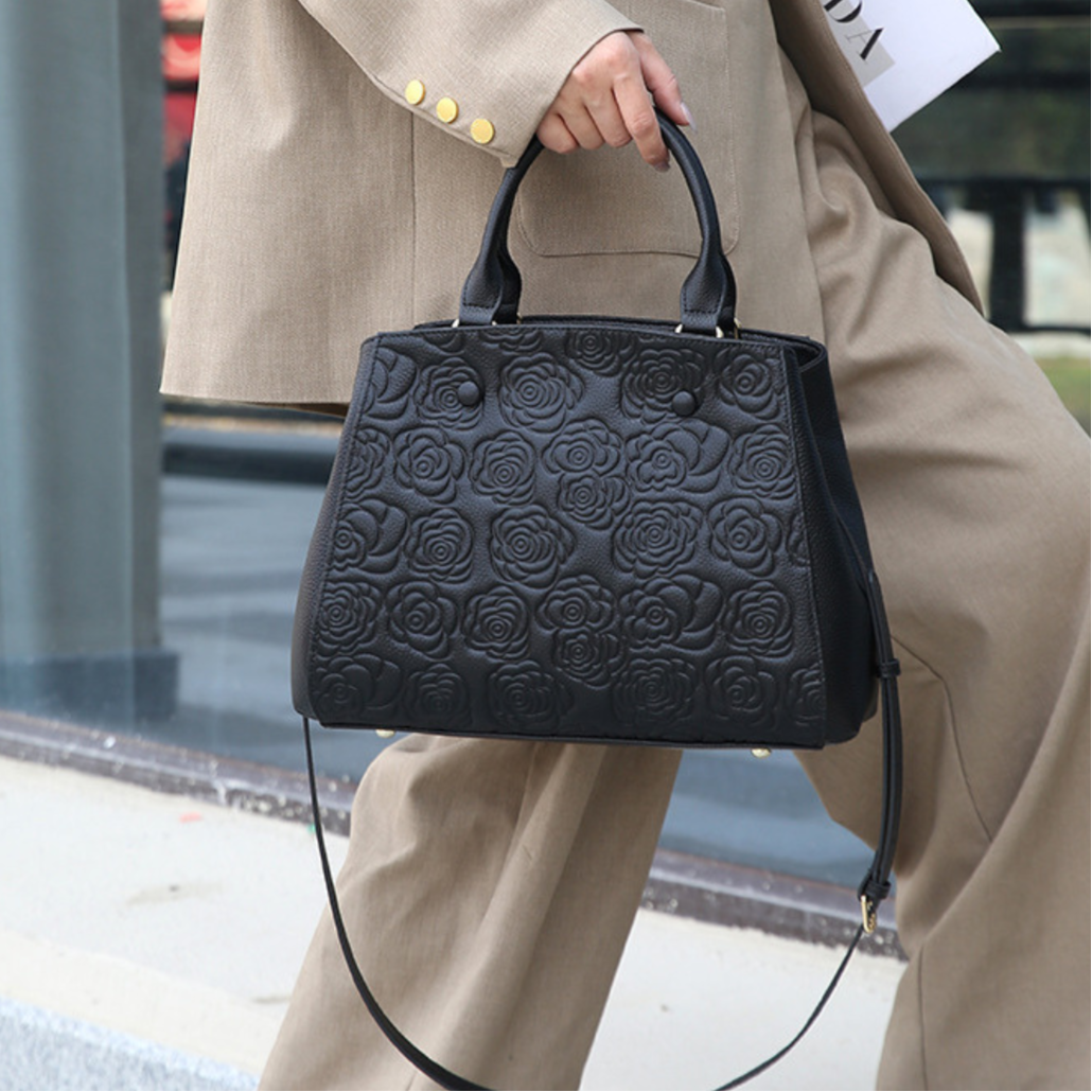 <tc>Stacy Handtasche mit Blumenprägung</tc>